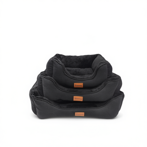 Cama Cuadrada Negra para Mascotas con Liberación de Arena y Material de Terciopelo Ártico - Product Image 1