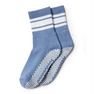 Vente en gros échantillon réel pas cher bleu coton peigné mi-mollet Crew Pilates Grip chaussettes pour femmes