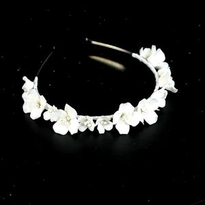 <span class=keywords><strong>Couronne</strong></span> de mariée européenne personnalisée en fleurs, <span class=keywords><strong>couronne</strong></span> de mariage en céramique et métal blanche, diadèmes de banquet, couronnes artisanales fraîches, douces et polyvalentes - Product Image 1