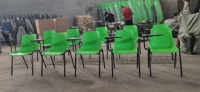 Chaise d'étude ergonomique en plastique empilable pour étudiants, durable et moderne, avec coussin pour tablette