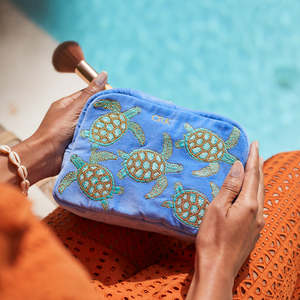 Bolsa de Maquillaje de Terciopelo Azul Celeste con Bordado Personalizado de Tortuga Marina - Product Image 2