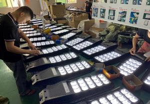 ไฟถนนโซลาร์เซลล์ LED 100W อลูมิเนียมอัลลอย IP65 รีโมทคอนโทรล แสงเดย์ไลท์ 5000K ไฟส่องสว่างภายนอกอาคาร - Product Image 6