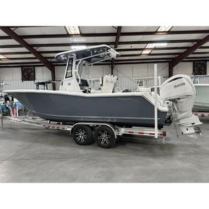 Barco con Motor y Casco de Fibra de Vidrio Tidewater 256 LXF 2025 con Consola Central - Product Image 2