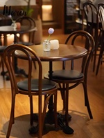Ensemble de table de restaurant et de café en bois massif couleur noyer, design traditionnel, avec 4 chaises pour la salle à manger d'hôtel