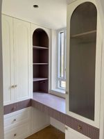 Armoire autoportante moderne en bois massif avec un grand espace de rangement et des options personnalisables pour la chambre à coucher et le salon