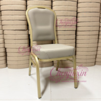 Chaise de banquet empilable en coton haute densité, finition métal doré de luxe, pour hôtel, mariage, salle à manger, événements et fêtes - Vente en gros