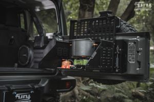 FURY <span class=keywords><strong>2018</strong></span> + อุปกรณ์เสริมประตูท้ายอลูมิเนียม CNC โต๊ะพับได้สำหรับ JEEP Wrangler JL - Product Image 3