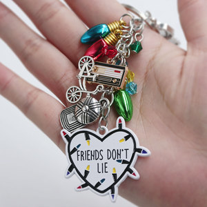 <span class=keywords><strong>Llavero</strong></span> de <span class=keywords><strong>Stranger</strong></span> <span class=keywords><strong>Things</strong></span> con la frase "Los amigos no mienten", con dijes de cassette retro y bombilla de colores, inspirado en el programa de televisión de los años 80. - Product Image 6