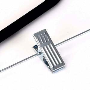 Porte-pantalons adulte en plastique antidérapant avec clip détachable, design floqué pour un séchage pratique, pour magasins de vêtements et vente en gros - Product Image 3