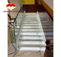 Escalier en pierre artificielle personnalisée Calacatta White Marble de Brothers Stone, finition moderne polie