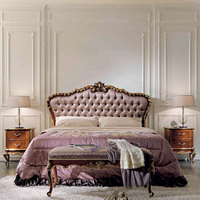 Lit Queen Size Classique Français : Ensemble de Chambre à Coucher en Bois Sculpté à la Main avec Tête de Lit Capitonnée Rose Poudré et Coiffeuse Assortie