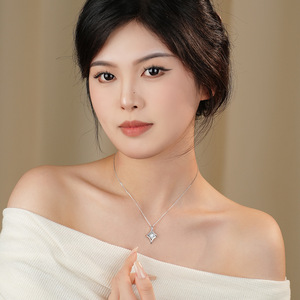 Collier pendentif en diamant taille princesse, argent sterling 925 plaqué rhodium, design géométrique halo, chaîne classique pour femme - Product Image 4