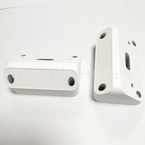 Brida de aluminio, componente metálico personalizado, diseño biselado pintado para ensamblaje mecánico - Product Image 1