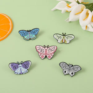 Épinglette en émail doux avec motif de papillons, en stock, pour elle/elles, elle/là, lui/ils, lui/ils, eux/elles - Product Image 5