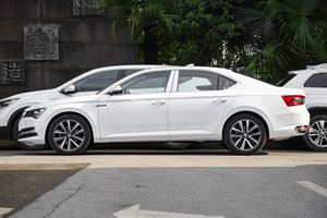 <span class=keywords><strong>Skoda</strong></span> <span class=keywords><strong>Superb</strong></span> TSI330 2.0T 186CV 7DSG 2025, Hatchback Europea di Medie <span class=keywords><strong>Dimensioni</strong></span>, Sospensione Posteriore a 4 Bracci, Cockpit Digitale, Fari Matrix LED - Product Image 5