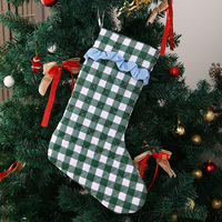 Bolsa de regalo colgante de lona acolchada a cuadros gingham personalizada al por mayor con diseño de puño con volantes lindo para Navidad