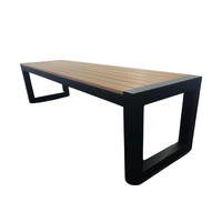 Tables d'événements pour restaurants modernes avec dimensions personnalisées, structure en métal et plateau en teck pour usage commercial extérieur