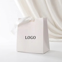 Sacs cadeaux personnalisés en papier blanc mat avec logo pour petites entreprises, idéaux pour boutiques de vêtements pour bébés filles – Quantités petites commandées acceptées