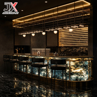 Meuble de bar de luxe sur mesure avec vitrine rétroéclairée, étagère à vin LED en verre suspendue, cadre doré, ensemble de mobilier commercial