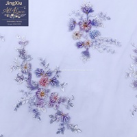 Tissu en dentelle brodée de sequins et de perles, 100 % polyester, blanc et violet, à motif floral, avec bord festonné, pour robe de mariée - Vente en gros