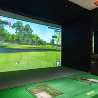 Salle de simulation de golf en intérieur avec plateformes de swing mobiles et système de départ automatique