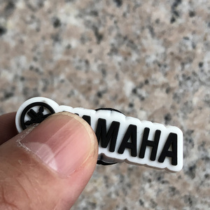 Abalorios de PVC con logotipo propio de la decoración de zapatos, venta al por mayor, accesorios de lujo personalizados para coches de marca, abalorios de zapatos para zuecos de adultos - Product Image 2
