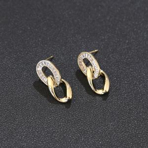 Boucles d'oreilles clous géométriques de luxe en argent 925 avec chaîne en zircon plaqué or, bijoux de niche polyvalents et tendance - Product Image 1