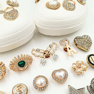 Charmes <span class=keywords><strong>de</strong></span> sandale <span class=keywords><strong>de</strong></span> créateur Sabots Chaussures Logo <span class=keywords><strong>de</strong></span> <span class=keywords><strong>marque</strong></span> <span class=keywords><strong>de</strong></span> <span class=keywords><strong>luxe</strong></span> Charme <span class=keywords><strong>de</strong></span> sandale Boucle <span class=keywords><strong>de</strong></span> chaussure en métal Décorations <span class=keywords><strong>de</strong></span> chaussures Charmes <span class=keywords><strong>de</strong></span> créateur - Product Image 2