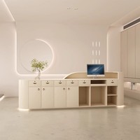 Comptoir central de salon de beauté haut de gamme Table de luxe en bois pour le hall de l'hôtel Caisse de réception avec rangement et éclairage