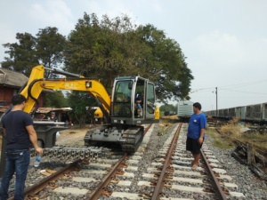 Excavatrice à double usage routière et ferroviaire Jinggong JG80LT de 8 tonnes avec sous-coupeuse rotative pour le maintenance des voies ferrées - Product Image 2