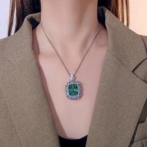 Collier Pendentif Grand Halo en Laiton avec Zircon Cubique de Haute Qualité Anti-ternissement Style Vintage pour Cadeau de Festival - Vente en Gros - Product Image 3