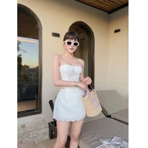 Ensemble deux pièces blanc en coton pour femme, top corset et jupe festonnée, tenue de plage estivale très tendance - Product Image 1