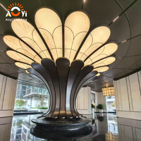 Plafonnier LED en verre/cristal en forme de fleur, sculpture en métal, panneaux en forme d'éventail pour hall d'hôtel de luxe, grand atrium, sur mesure
