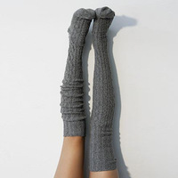 Vente en gros de chaussettes longues en tricot de couleur unie et chaude pour femmes, chaussettes hautes pour les cuisses d'hiver