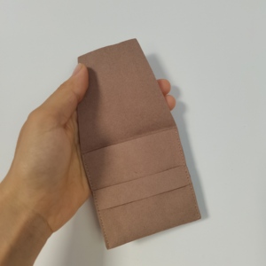 ถุงของขวัญไมโครไฟเบอร์สีงาช้างขนาด 8x8 ซม. พร้อมกระดุมแป๊ก พิมพ์โลโก้ได้  พร้อมแผ่นรองใส่เครื่องประดับขนาด 8x8 ซม. สำหรับนำเสนอสินค้าหรูหราของคุณ - Product Image 5