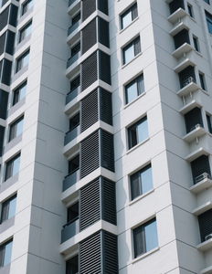 شباك تهوية خارجية أفقية من الفولاذ المجلفن المطلي بمسحوق الفلوروكربون، تصميم عصري ومتين وصديق للبيئة - Product Image 3