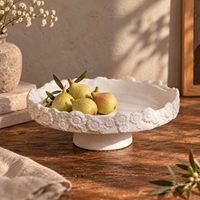 Plateau en céramique crème sur piédestal avec décor floral en relief, plateau décoratif pour la décoration moderne de la maison