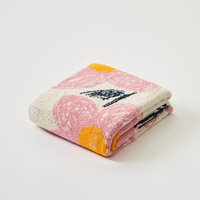 Couverture en polyester tricotée personnalisable, service OEM, super douce, anti-boulochage, lavable en machine, couverture de canapé pour la maison, cadeau, SNK