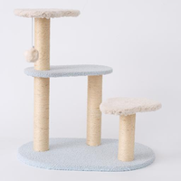 Arbre à chat moderne avec plateformes bleues, poteaux à gratter en sisal beige, boule suspendue, base souple et zone de repos multi-niveaux