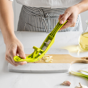 Presse-ail et trancheuse 2 en 1 : écrasez, tranchez et hachez l'ail sans effort – Outil de cuisine polyvalent pour les cuisiniers amateurs et les chefs. - Product Image 2
