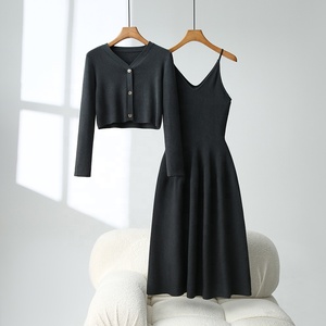 Nuovo Completo Primavera 2025 con Abito a Canotta in Maglia con Scollo a V e Cardigan con Bottoni da <span class=keywords><strong>Donna</strong></span> di Alta Moda - Product Image 2