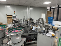 Machine d'assemblage automatique de pompes à vis pour émulsions et lotions, moteur importé, en fer et aluminium aéronautique, puissance 60KW, taille et couleur personnalisables