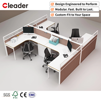 Poste de travail en L avec cloison de bureau et écran en verre, design d'angle pour petits espaces de bureau