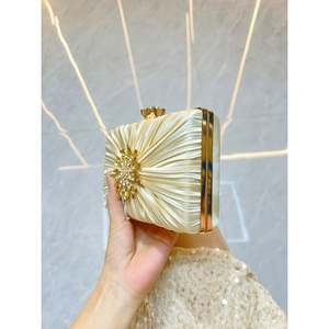 Pochette con anello con teschio - Product Image 5