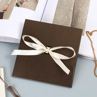 Boîte cadeau en papier couleur unie en forme d'enveloppe avec nœud en ruban de satin, emballage plat pour vêtements, foulards et autres cadeaux