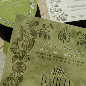 Invitations de mariage de luxe en papier vert velours et typographie, avec illustrations florales de jardin botanique, pour annoncer la date de l'événement - Product Image 2