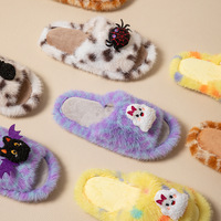 Pantoufles d'intérieur en peluche à thème Halloween et All Saints Day, amusantes, à blocs de couleur et tie-dye, à bout ouvert, douces et chaudes