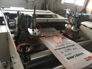 Machine automatique de fabrication de sacs en plastique robustes en LDPE pour riz et ciment, avec soufflets latéraux et fond à fermeture par couteau volant - Product Image 5