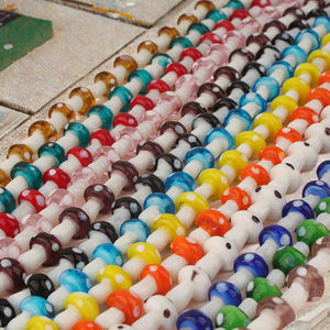 Perle en verre soufflé artisanal, petite, ronde, rouge, 10x14mm, pour accessoires de boucles d'oreilles, mignonne et unique, certifiée par un tiers - Product Image 3