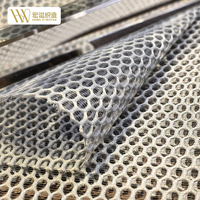 Tela de malla espaciadora 3D resistente al desgaste, personalizada de fábrica, material de malla elástica suave tipo sándwich para la parte superior de calzado deportivo para hombres y mujeres